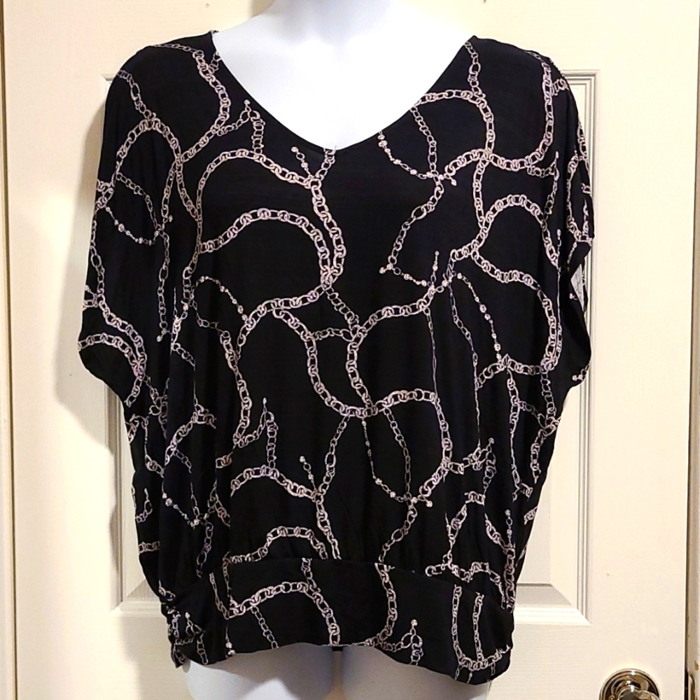 NWT, Jennifer Lopez, cold shoulder top, with chain link design. Size XXL